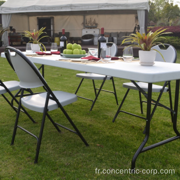 Tables et chaises pliantes en plastique blanc